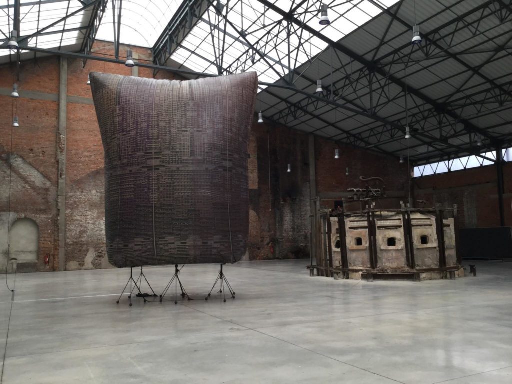 photo de l'oeuvre d'art d'El Ultimo Grito exposée dans la Halle Verrière de Meisentha