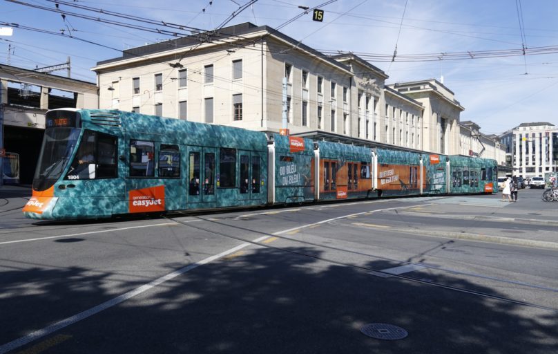 photo du résultat de l'habillage intégrale du tram easyjet en publicité extérieur a genève