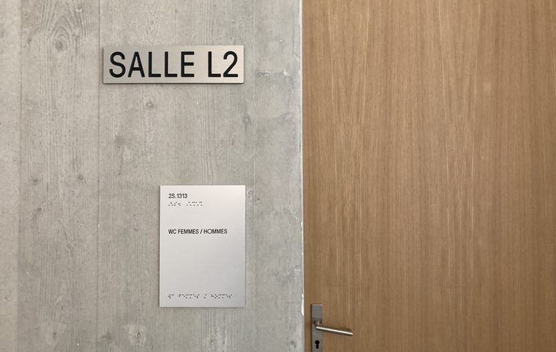 le photo montre une réalisation de la signalétique braille réalisée par remarq a l'oms a genève.