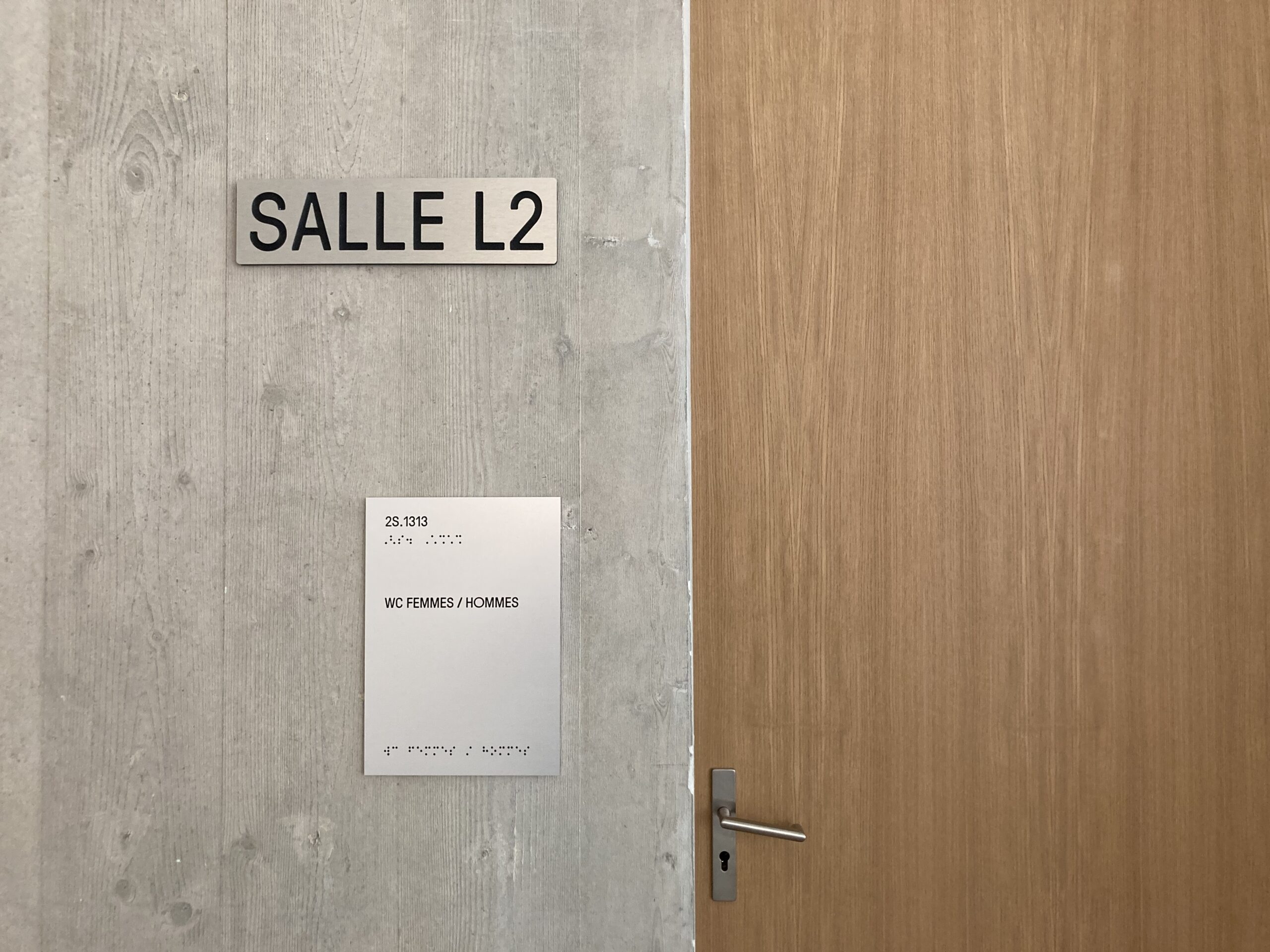 le photo montre une réalisation de la signalétique braille réalisée par remarq a l'oms a genève.