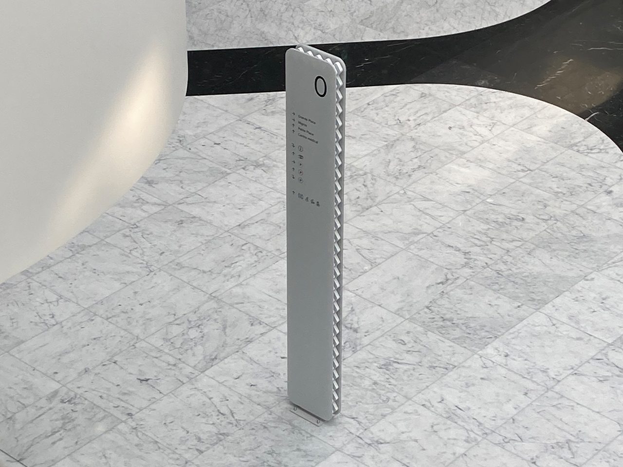 photo d'un totem signalétique réalisé pour le centre commerciale de balexert a genève. une exemple de Signalétique de centre commercial à genève.