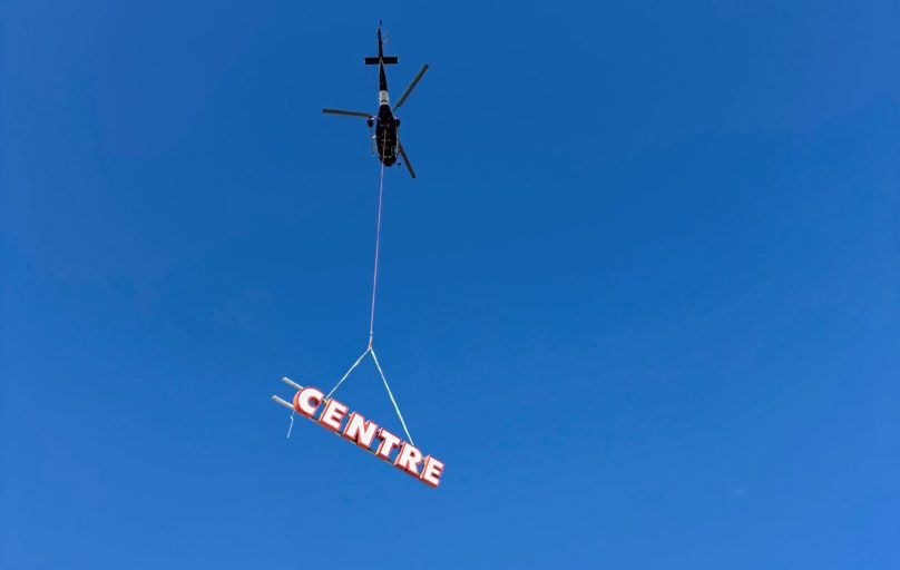enseigne lumineuse pose en hélicoptère